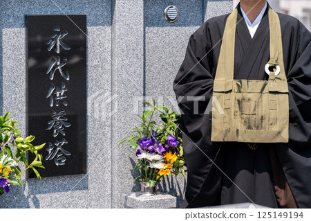 一位僧侶在永久紀念塔前誦經 一位僧侶在永久紀念塔前誦經 125149194