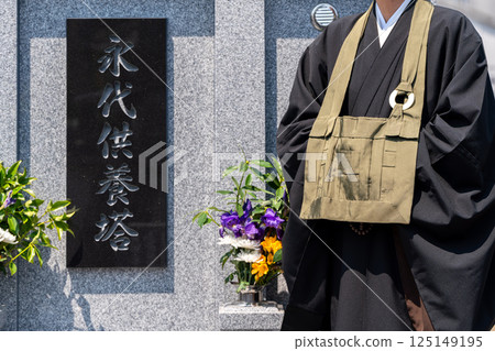 一位僧侶在永久紀念塔前誦經 125149195