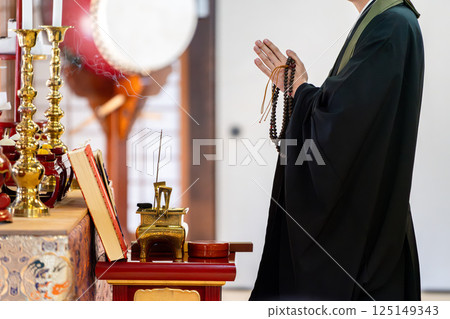僧侶在佛壇前祈禱 僧侶在佛壇前祈禱 125149343