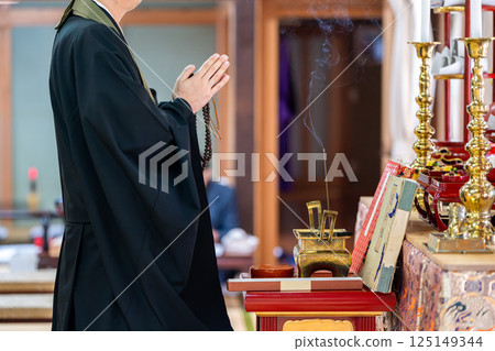僧侶在佛壇前祈禱 125149344