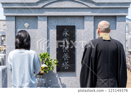 在永恆紀念塔祈禱 125149376