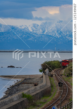 (Toyama Prefecture) A train on the Himi Line running along the Amaharashi Coast 125149487
