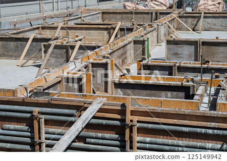 新建築工地:如何組裝基礎模板 新建築工地:如何組裝基礎模板 125149942