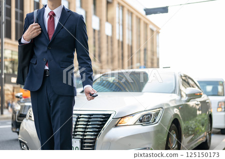 穿西裝帶車的商人 穿西裝帶車的商人 125150173