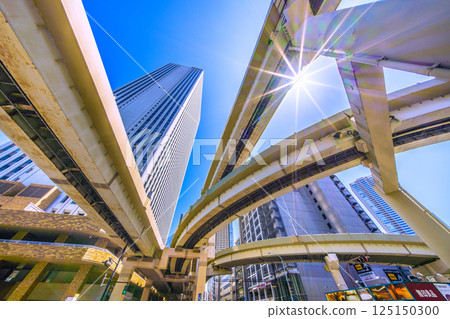 日本東京城市景觀：陽光傾瀉而下…池袋陽光60和池袋樞紐站的景色 125150300