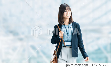 走在辦公室裡的女人/女商人 125151228