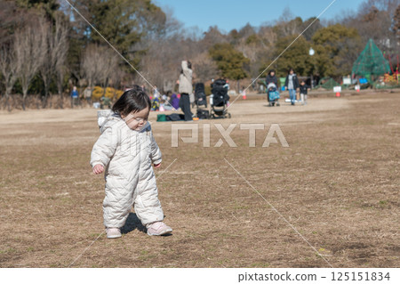 [一歲兒童在相模原市立麻溝公園的草地上玩耍] 125151834
