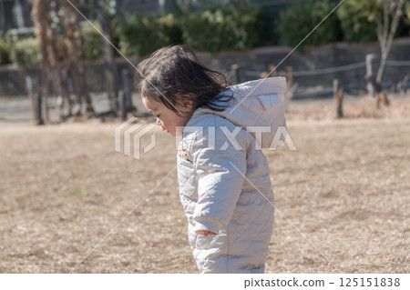 [一歲兒童在相模原市立麻溝公園的草地上玩耍] 125151838