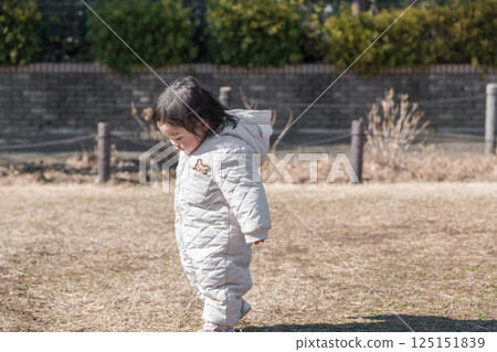 [一歲兒童在相模原市立麻溝公園的草地上玩耍] 125151839