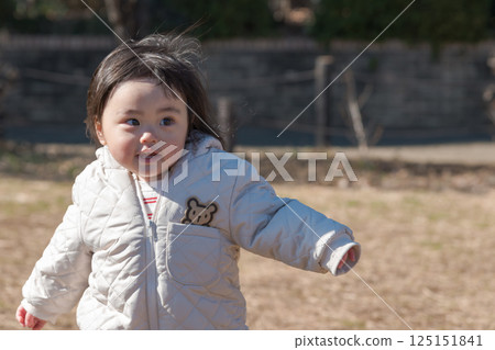 [一歲兒童在相模原市立麻溝公園的草地上玩耍] 125151841