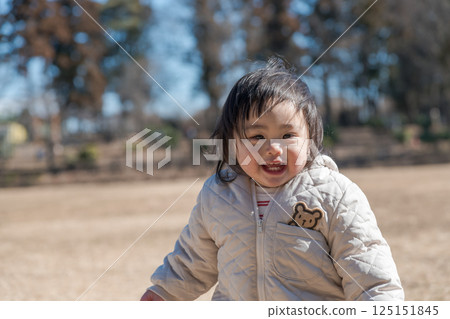 [一歲兒童在相模原市立麻溝公園的草地上玩耍] 125151845