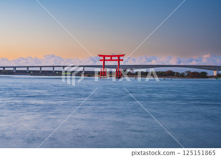 濱松市（靜岡縣）日出前弁天島紅色鳥居的景色 125151865