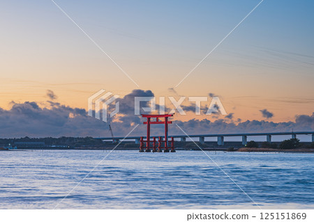 濱松市（靜岡縣）日出前弁天島紅色鳥居的景色 125151869