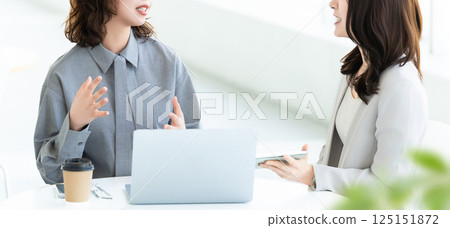 兩個女商人開會 兩個女商人開會 125151872