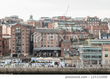 Old buildings on the Quayside area and people on the tyneside view from Sage Gateshead. 125152000