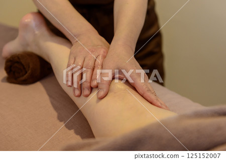 Foot massage, calf massage, beauty salon 125152007