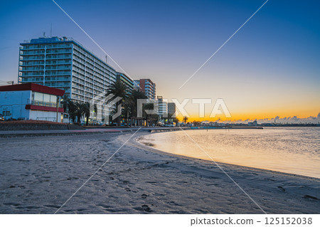A view of Bentenjima Seaside Park and its row of accommodation facilities before sunrise in Hamamatsu City (Shizuoka Prefecture) 125152038
