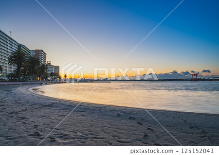 A view of Bentenjima Seaside Park and its row of accommodation facilities before sunrise in Hamamatsu City (Shizuoka Prefecture) 125152041