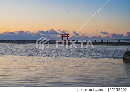View of the red torii gates of Benten Island before sunrise in Hamamatsu city (Shizuoka prefecture) 125152302