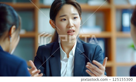 Businesswoman explaining something to a colleague 125155300