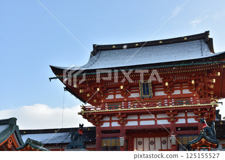 Snow-covered Fushimi Inari Taisha Shrine Tower Gate (Fushimi Ward, Kyoto City) Snow-covered Fushimi Inari Taisha Shrine Tower Gate (Fushimi Ward, Kyoto City) 125155527