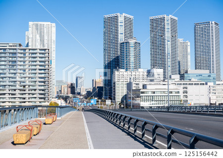 [Toyosu Bridge] Early morning view of the bridge and city 125156442