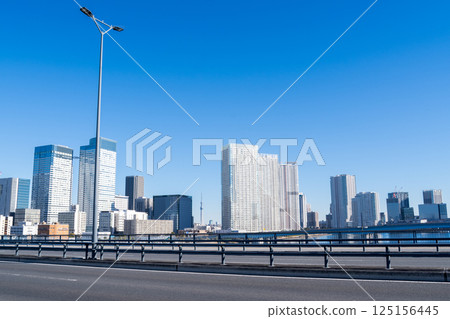 [Toyosu Bridge] Early morning view of the bridge and city 125156445