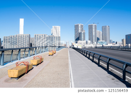 [Toyosu Bridge] Early morning view of the bridge and city 125156459
