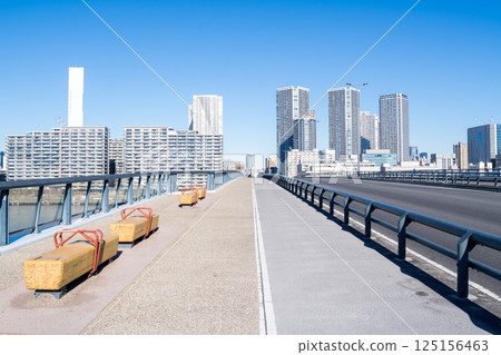[Toyosu Bridge] Early morning view of the bridge and city 125156463
