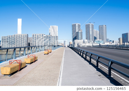 [Toyosu Bridge] Early morning view of the bridge and city 125156465