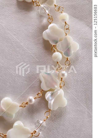 Flower-shaped shell long necklace (white pearl shell) 125156683