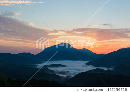 由布院的日出與晨霧(大分縣由布市由布院) 由布院的日出與晨霧(大分縣由布市由布院) 125156736