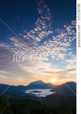 Sunrise and morning mist in Yufuin (Yufuin, Yufu City, Oita Prefecture) 125156786