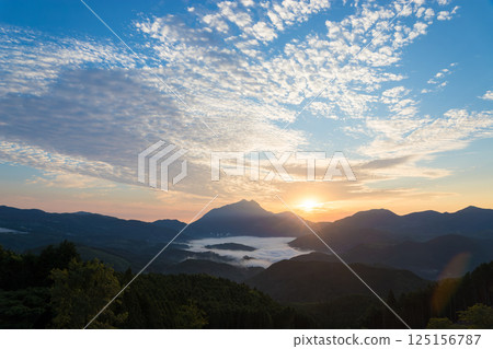 Sunrise and morning mist in Yufuin (Yufuin, Yufu City, Oita Prefecture) 125156787