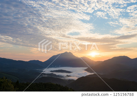 由布院的日出與晨霧（大分縣由布市由布院） 125156788