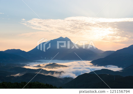 Sunrise and morning mist in Yufuin (Yufuin, Yufu City, Oita Prefecture) 125156794