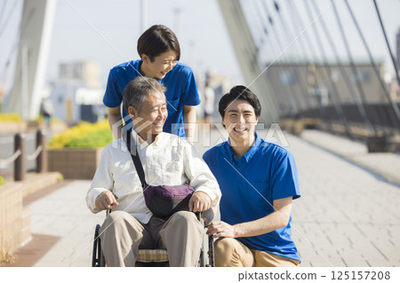 乘坐輪椅的老人 乘坐輪椅的老人 125157208