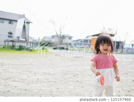 女孩們在戶外玩耍 女孩們在戶外玩耍 125157460