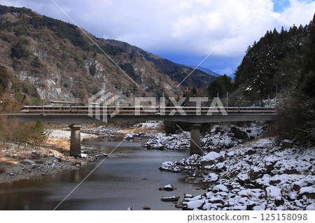 383 series express Shinano train crossing the majestic Kiso River_Photo taken on 2025/2/9 125158098