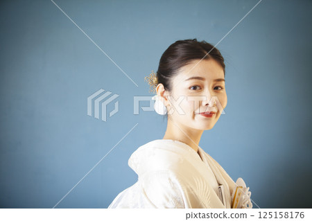 Bride in a pure white kimono Bride in a pure white kimono 125158176