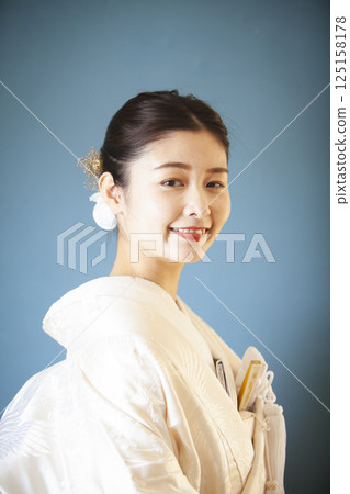 Bride in a pure white kimono Bride in a pure white kimono 125158178