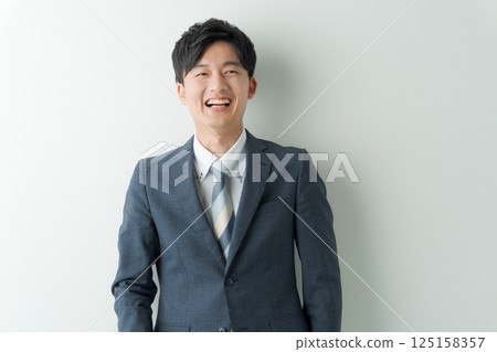 穿西裝的男人的肖像 穿西裝的男人的肖像 125158357