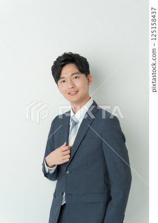穿西裝的男人的肖像 穿西裝的男人的肖像 125158437