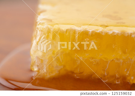 Close-up of comb honey full of honey 125159032