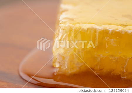 充滿蜂蜜的蜂巢蜜的特寫 125159034