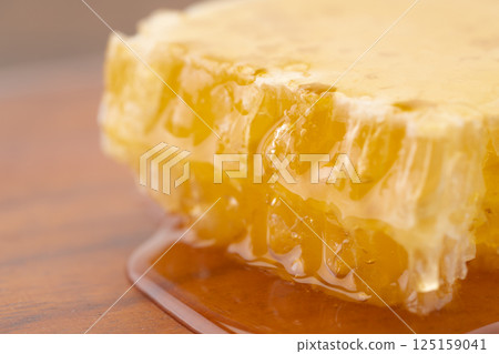 充滿蜂蜜的蜂巢蜜的特寫 125159041