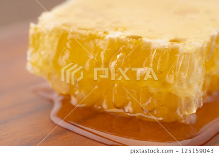 充滿蜂蜜的蜂巢蜜的特寫 125159043