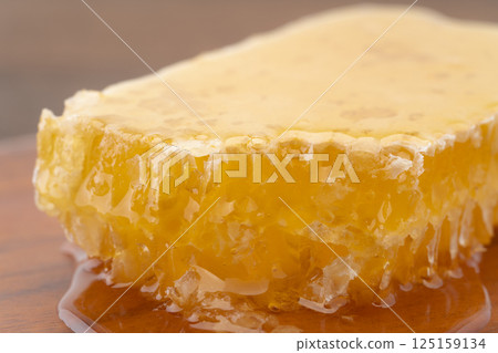 充滿蜂蜜的蜂巢蜜的特寫 125159134