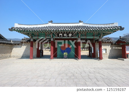South Korea, Gate of King Suro's Tomb 125159287
