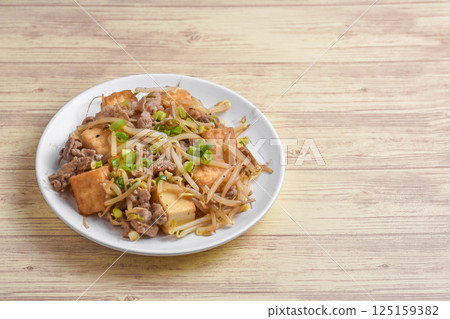 Fried tofu, pork and bean sprouts with oyster sauce 125159382